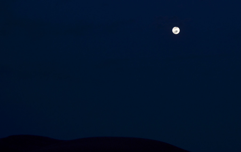 La silueta de les dunes perdura en la nit quan la lluna és plena