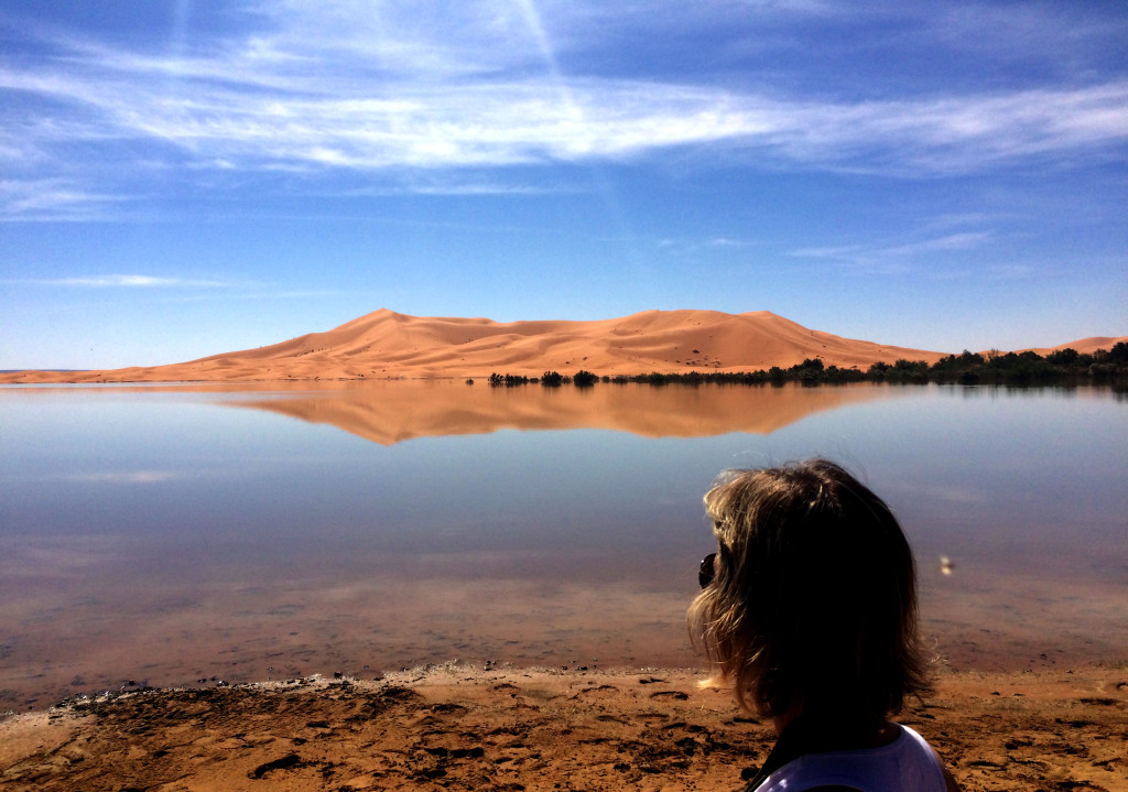 El Llac Yasmina, amb les dunes reflectides en les seves aigües