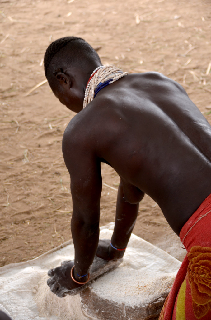La farina de sorgo, base alimentària dels Karo, s'obté mitjançant un procés de mòlt rudimentari mitjançant dues pedres i aprofitant el pes del tronc.