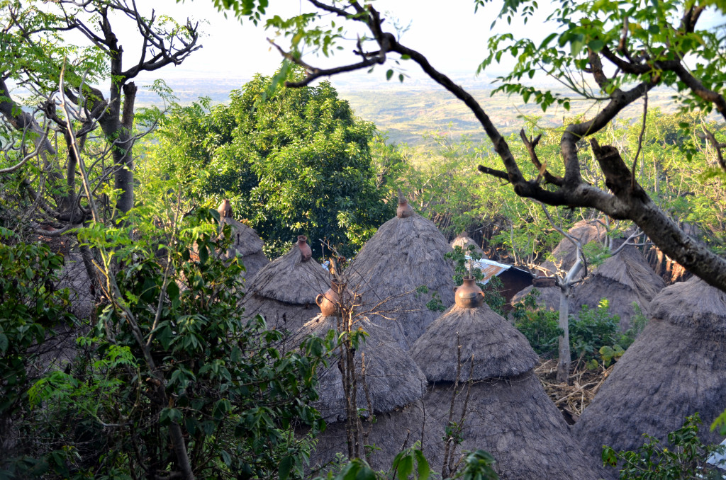 La vista de les teulades de les cabanes Konso amb la terrissa en la part superior és molt pintoresca