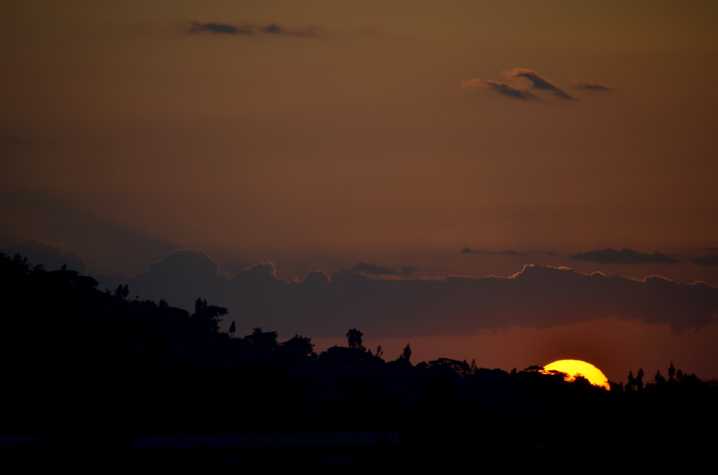 El sol es pon darrera les muntanyes on habiten els Konso