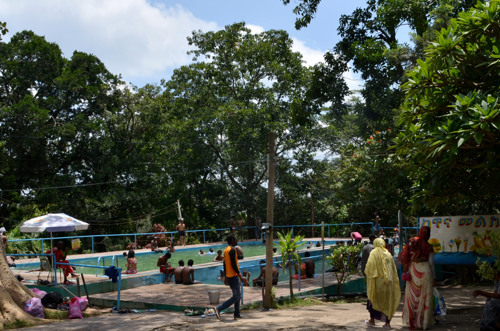 A la piscina la gent xerra i disfruta d'un dia de sol amb les aigües calentones