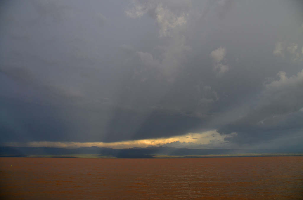 La tarda i els núvols ens regalen una visió meravellosa amb els rajos de sol il.luminant l'altra vora del llac moments abans del crepuscle. Això va acabar amb un magnífic arc de Sant Martí que no vaig ser capaç d'immortalitzar