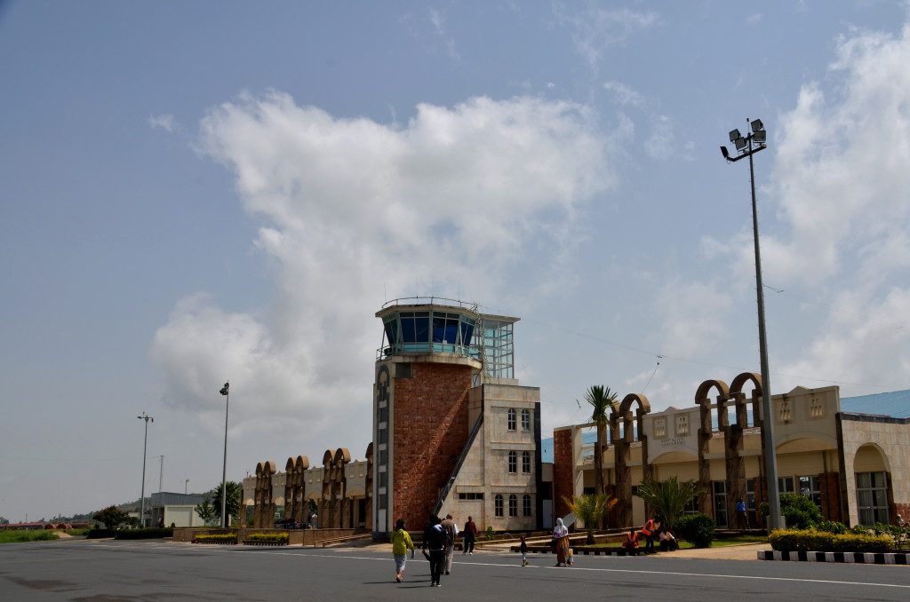 L'aeroport d'Axum és petit i només hi ha el nostre avió a la pista. Un avió que surt d'Addis Abeba i va fent parades fins arribar a Axum. Convé mirar el vol que s'agafa perquè en el nostre cas vam parar a Gondar i Lalibela abans d'arribar a Axum i, en canvi, un vol més tard va directe i al final estalvies temps.