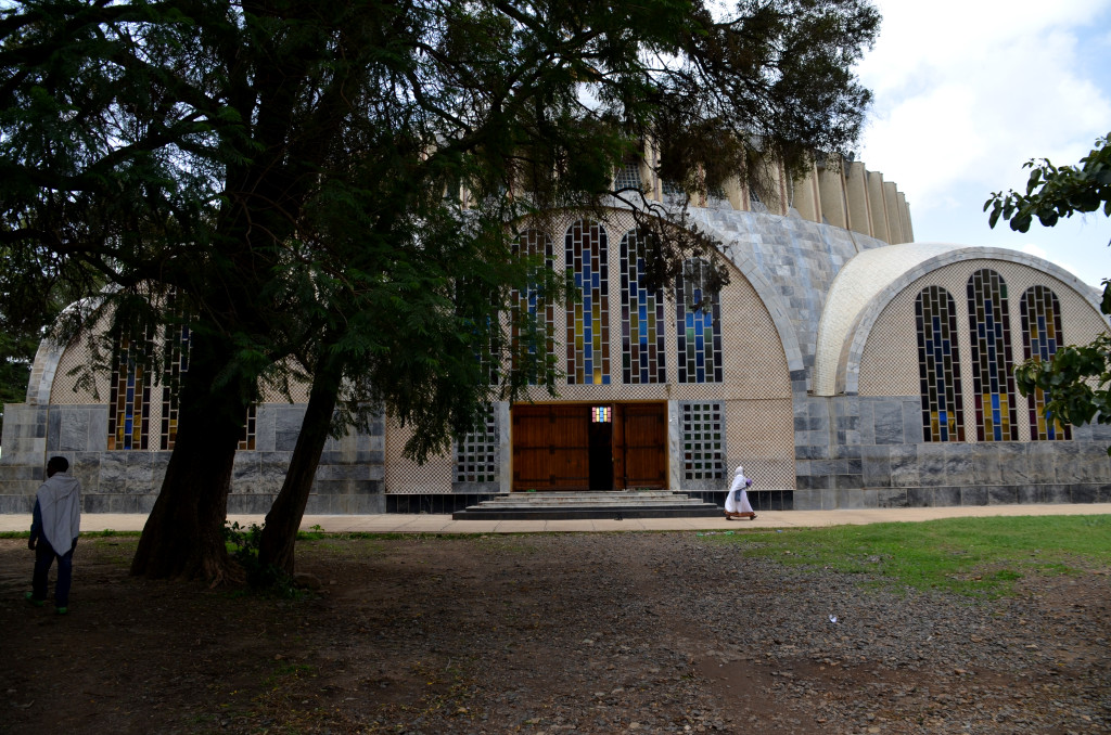 En entrar al recinte de Tsion Maryam ens trobem un gran edifici modern que actualment és el que allotja les cerimònies religioses habituals, va ser construit per Haile Selassie i el guia ens afirma orgullós que en aquesta sí que podem entrar les dones... 