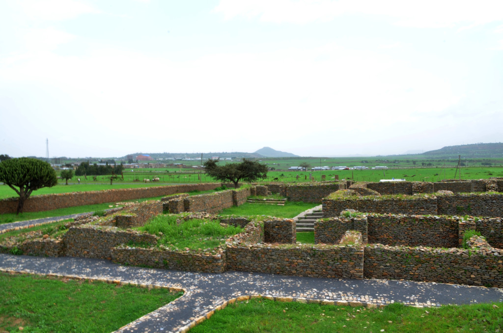 Es coneix com el Palau de la Reina de Saba, però l'arqueologia afirma que és del S. IV d.C. de manera que sembla complicat que ho sigui. De tota manera, té un punt de llegendari venir a veure'l i està a tocar d'Axum