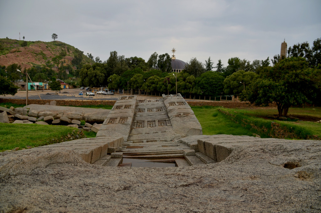 L'estel.la del rei Remhai a terra amb la cúpula de l'edifici modern de la Catedral d'Axum al fons