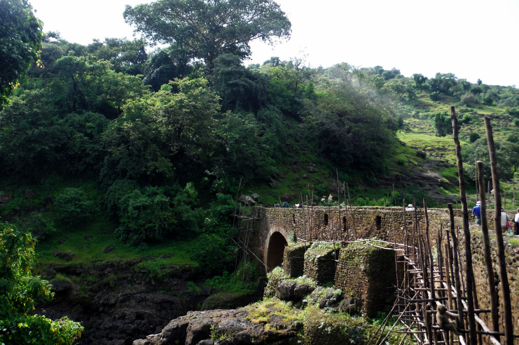 El camí que porta a veure les cataractes del Nil Blau té un pont que van construir els portuguesos i que ens retorna a la Europa que ens és més familiar.