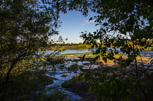 El riu Zambeze arriba plàcid al precipici pel qual cau més de 100 metres