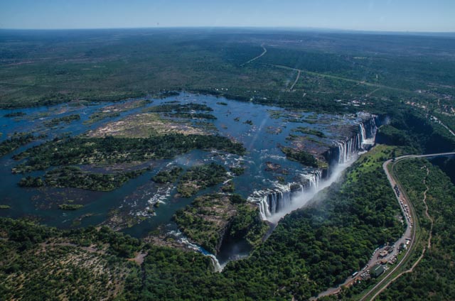 L'esquerda que s'endú l'aigua del riu Zambeze creant les cataractes Victòria. Encara més impressionant des de l'aire