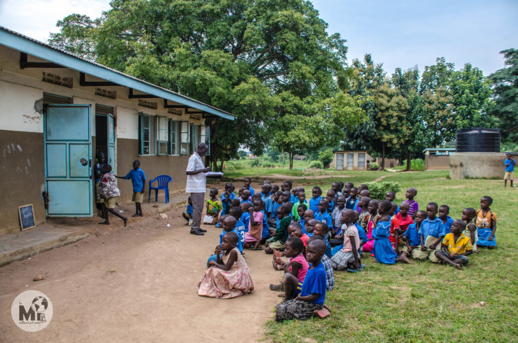 A l'escola d'Arua hi ha més control dels alumnes i els criden pel nom