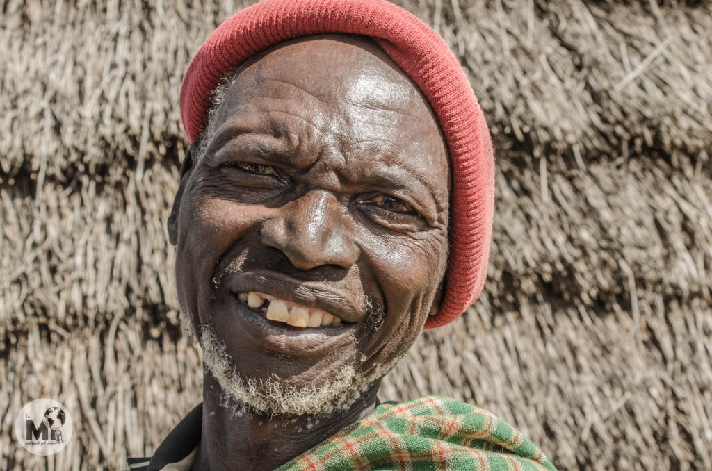 En els Karamojong, com en moltes societats africanes, el respecte per la gent gran és un dels elements culturals més forts