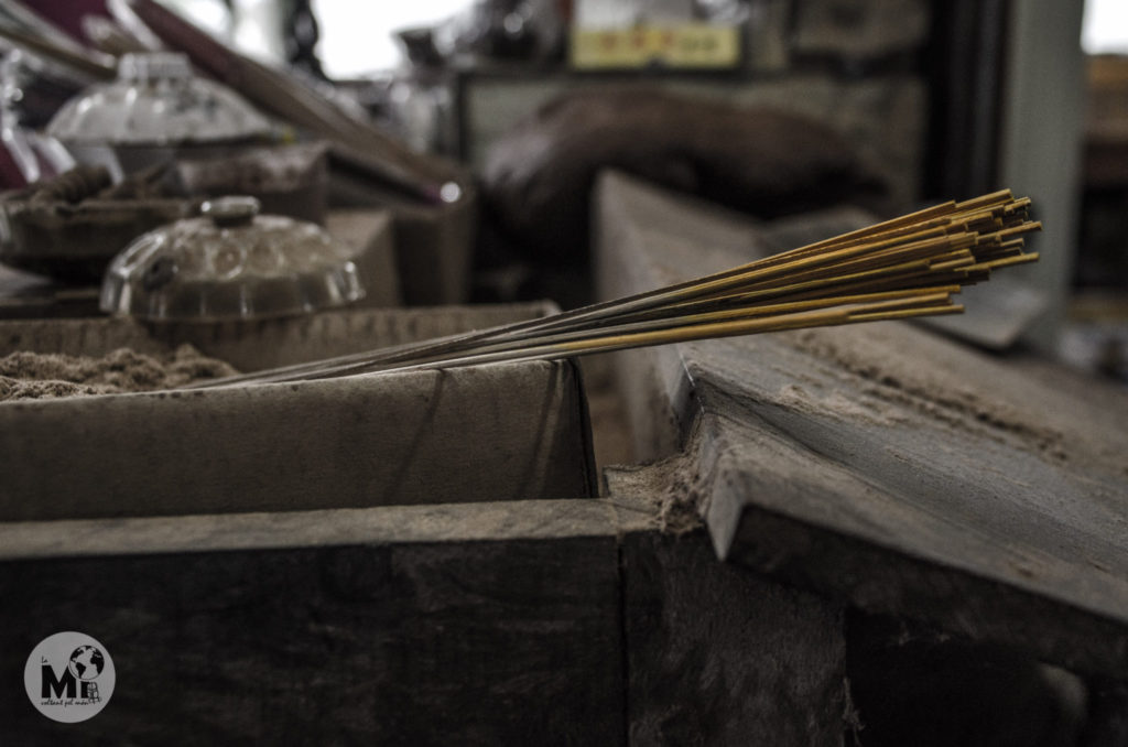 Prop de Hué, visitem un taller de preparació d'encens. Està clar que el tema dels aromes forma part de la zona, amb un riu que s'anomena Perfum i la tradició de preparar l'encens que es fa servir tant per ofrenes com per a perfumar les estances.