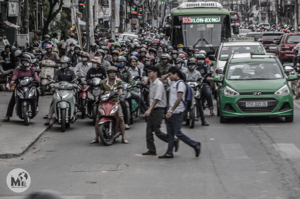 El trànsit a Ho Chi Minh és el més impressionant que he vist mai en els meus viatges. Bangkok queda com una plàcida ciutat al seu costat