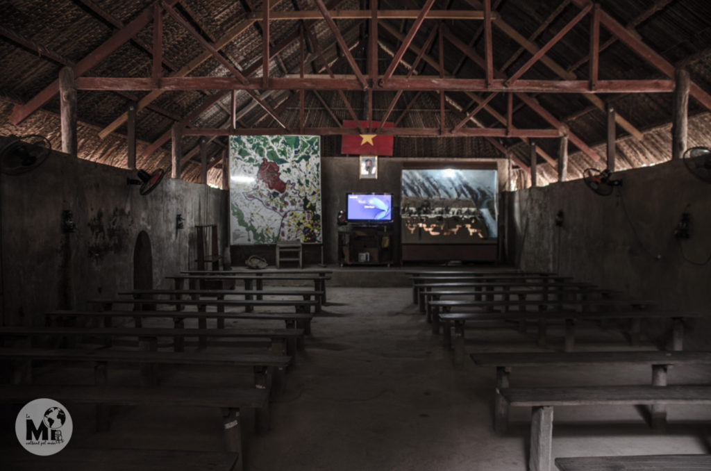 Avui aquesta sala està coberta amb una teulada però en el seu dia era un centre d'operacions totalment cobert per terra i camuflat en la selva