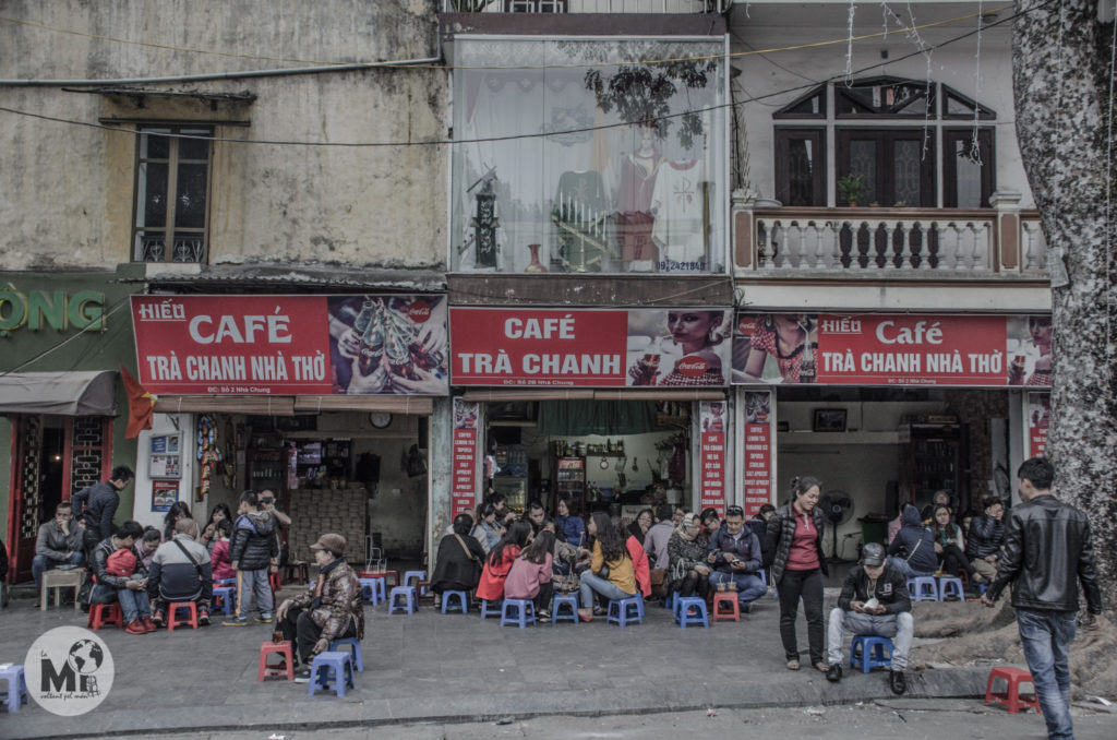 La plaça on es troba la catedral de St. Josep està plena de cafeteries. A fora, es poden veure les terrasses muntades amb cadires i taules que semblen de joguina