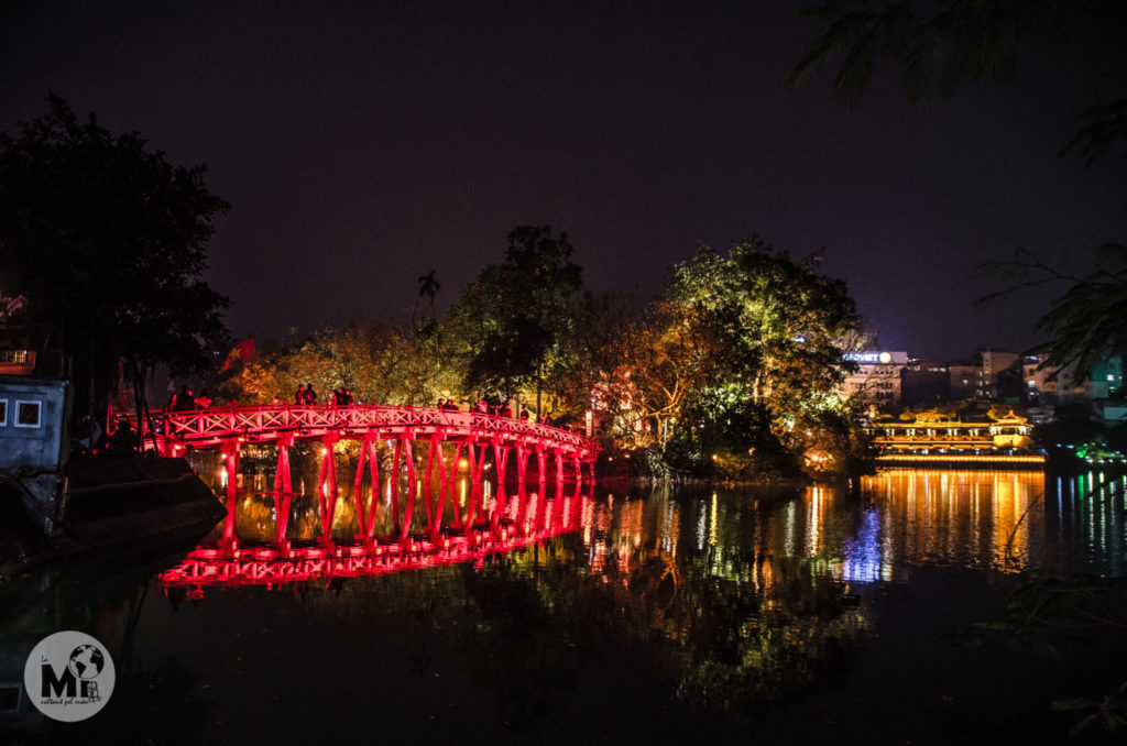 El pont il.luminat a la nit que dóna accés a la illa on està el temple de Ngoc Son és realment bonic