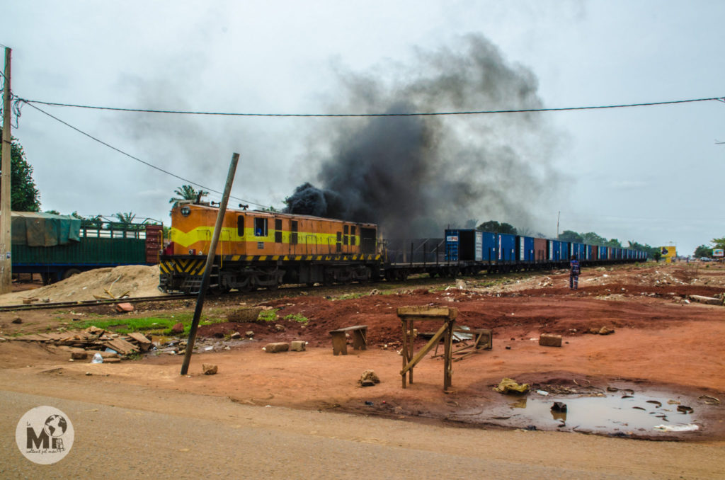 Sortint de Cotonou tenim la oportunitat de veure l'únic tren que hi ha a Benín deixant anar la seva fumera negra. La línia la van construir els francesos i des de llavors no hi ha hagut cap nou recorregut o modernització