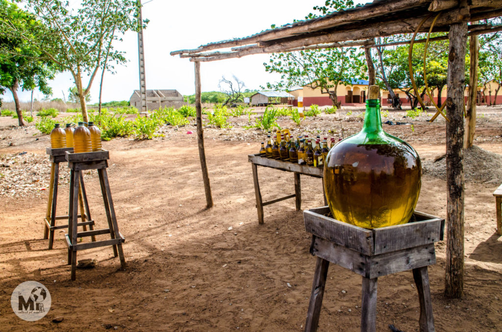 Les vores de la carretera a Benin son plenes de benzineres clandestines que vénen la seva benzina de contraband en petites ampolles de plàstic. Aquestes benzineres son al costat de les "oficials" i conviuen en harmonia