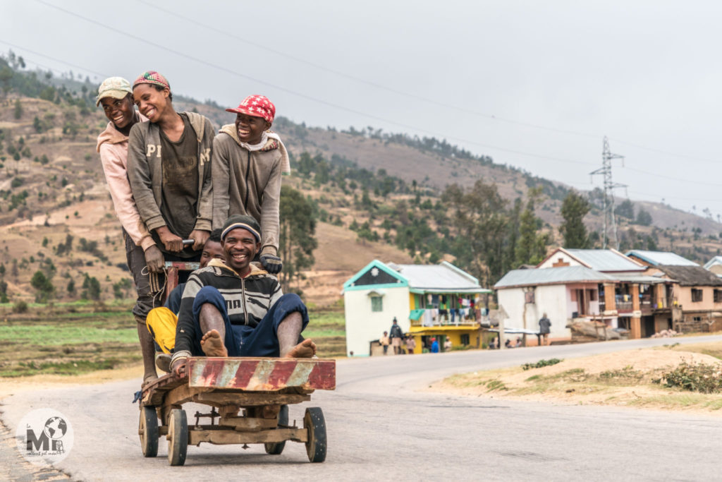 Les andrómines es troben per tot arreu a Madagascar. Les fan servir per portar-hi sacs i càrregues pesades, però quan fa baixada també aprofiten per estalviar-se unes passes