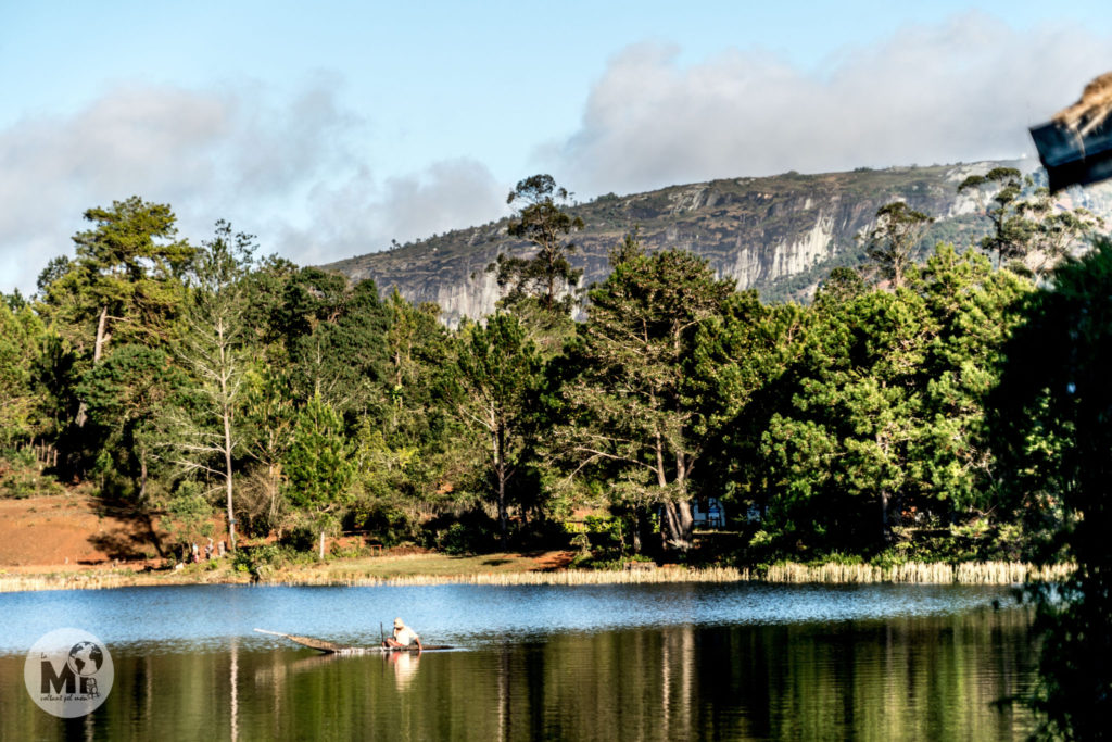 A més d'estar just davant de l'estació, el Lac Hotel està al costat d'un preciós llac en el que podem veure pescadors a primera hora del matí.