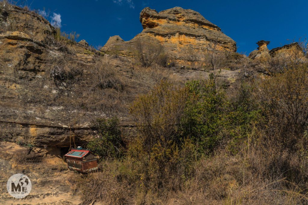 Tomba Bara a la vora del camí