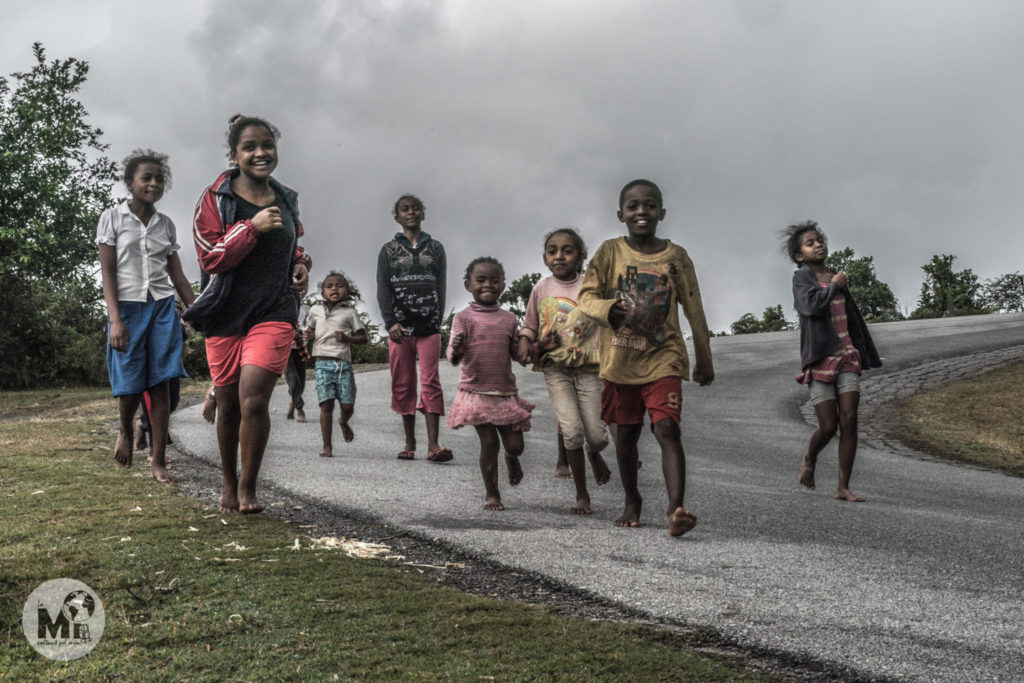 Parar a la carretera a Madagascar significa trobar-te amb multitut de nens que vénen corrent a conèixer els vaaza 