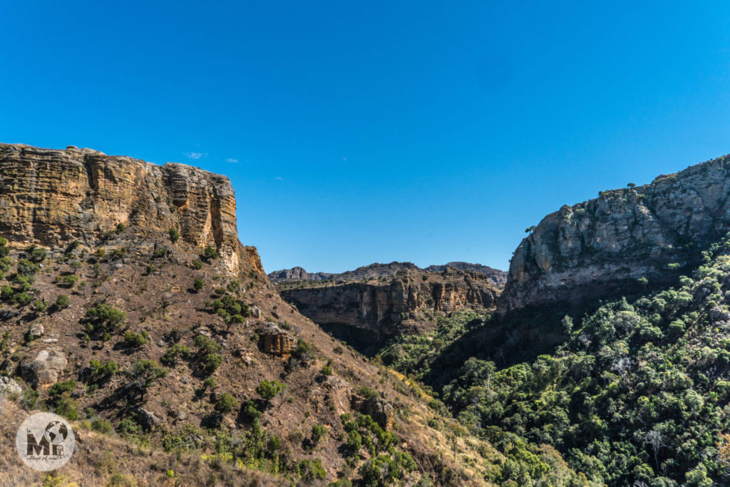 Les muntanyes s'alcen entre grans congostos que amaguen els rius