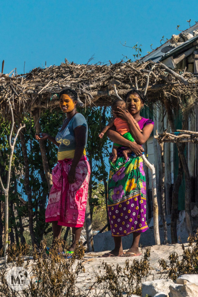 En aquesta zona de Madagascar les dones porten la cara pintada amb una pasta que va de groga a blanca. L'objectiu és que la seva pell no s'enfosqueixi per estar més boniques segons el seu criteri