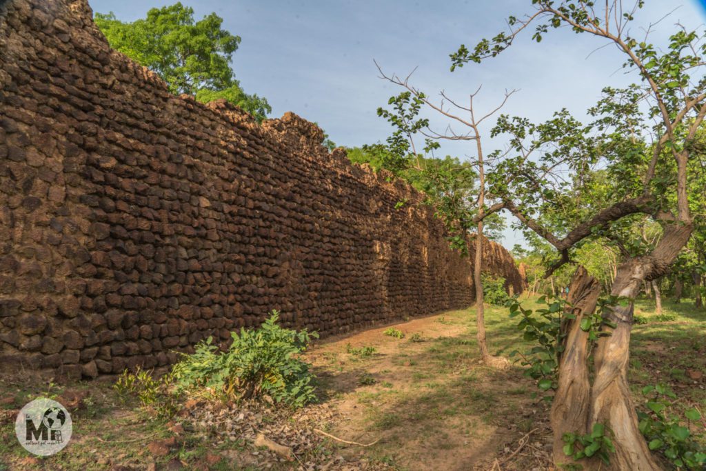 Les parets de la muralla de Loropéni