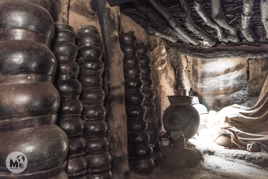 Interior d'una Sukala "real" on també veiem tota la poteria i el gran càntir on guarden l'aigua