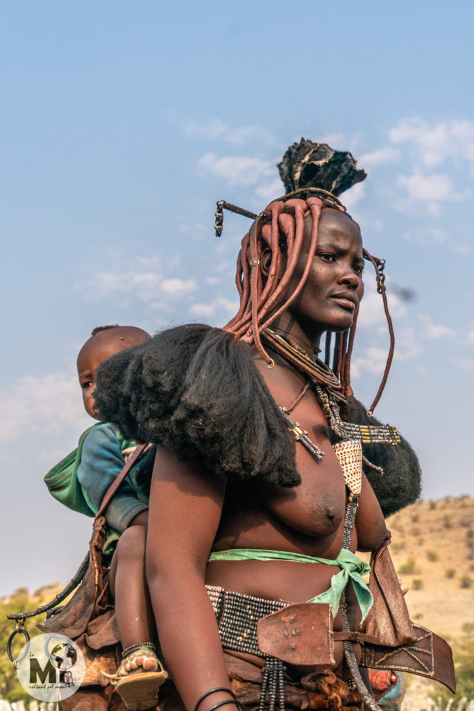 Una dona himba amb el petit subjectat de manera tradicional