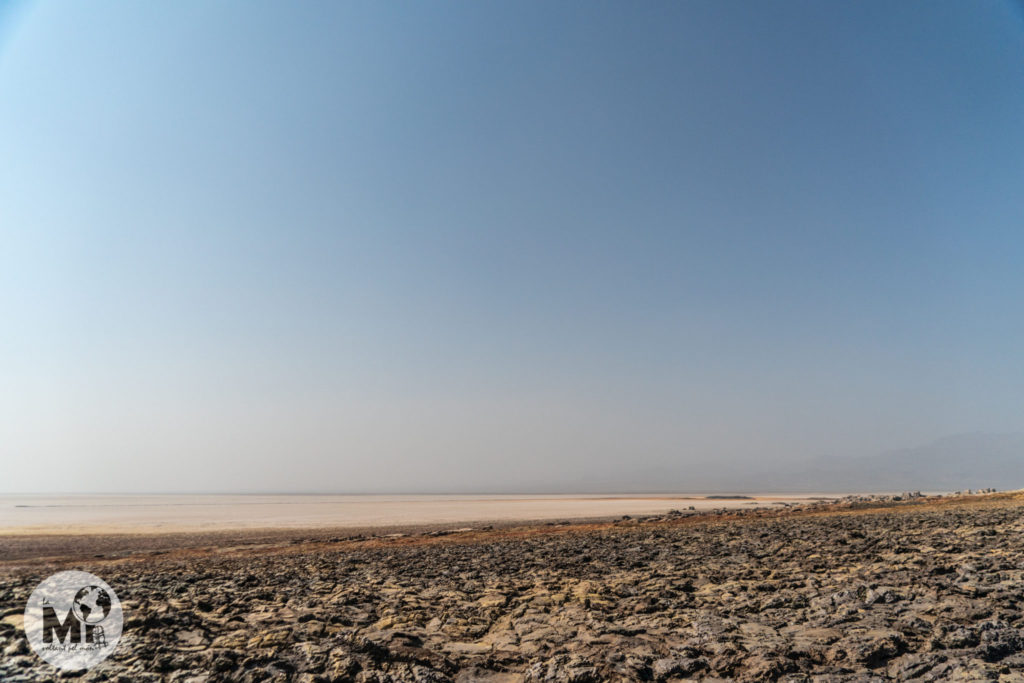 Des de dalt del cràter del Dallol, la vista es perd en la immensitat del salar del Danakil