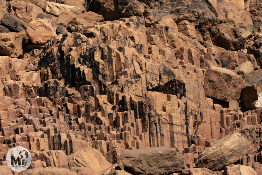 Columnes basàltiques que formen la muntanya sobre la que estava edificada la fortalesa