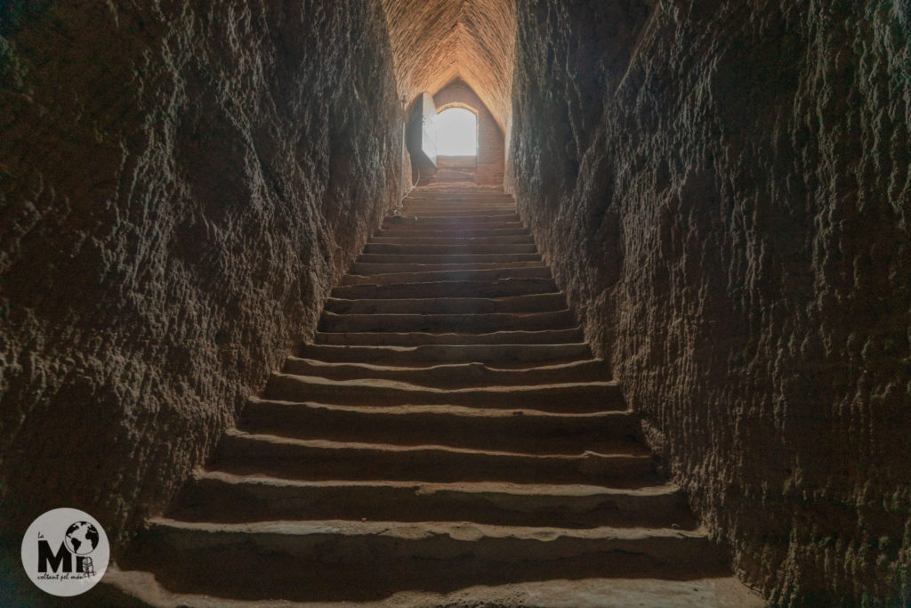 Escales d'accés a la tomba excavades en la roca