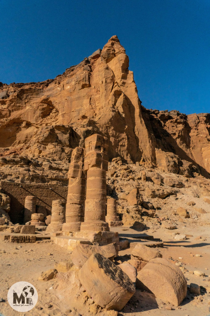 Entrada al temple de Mut a la base del pinacle del Jebel Barkal amb col.lumnes amb la cara de la dehessa Ator a la part superior