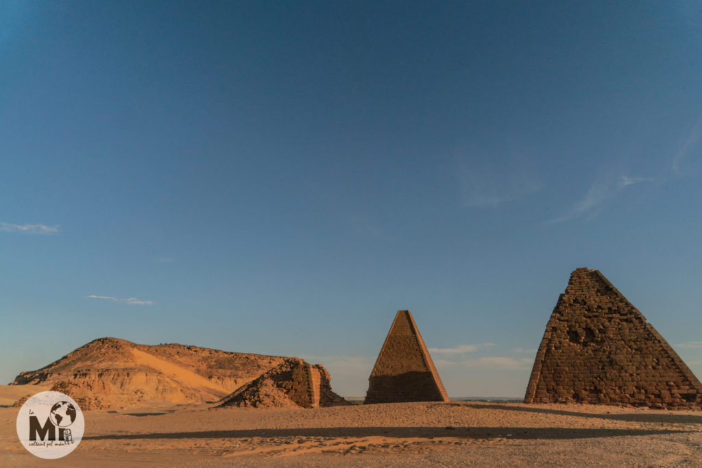 Piràmides meroítiques a la base del Jebel Barkal