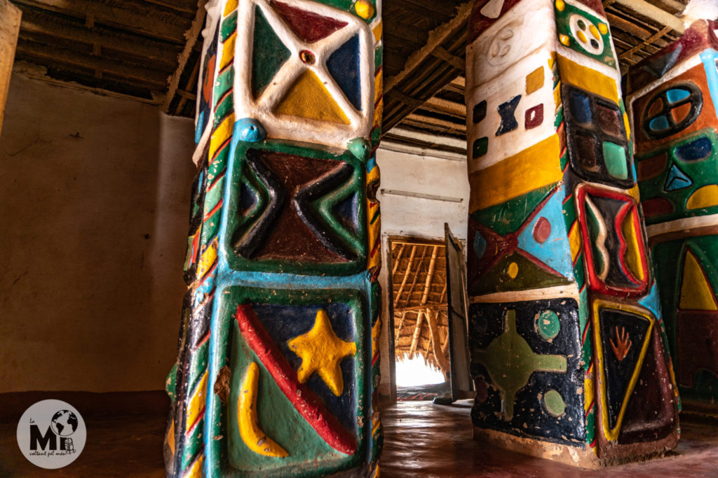La decoració dle interior del palau del Lamidat és colorida i africana en essència